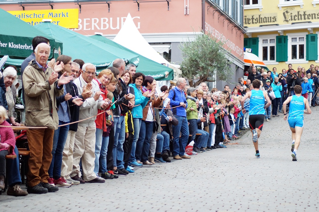 Menschen an der Lauf-Strecke des Erbe-Laufes